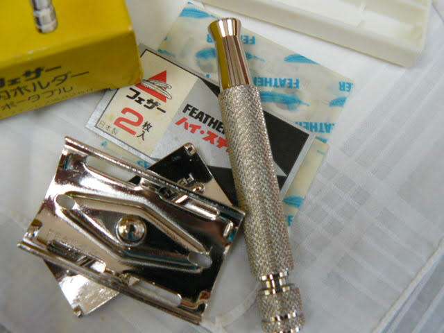 OLD VINTAGE RAZOR AND 2 HANKIES