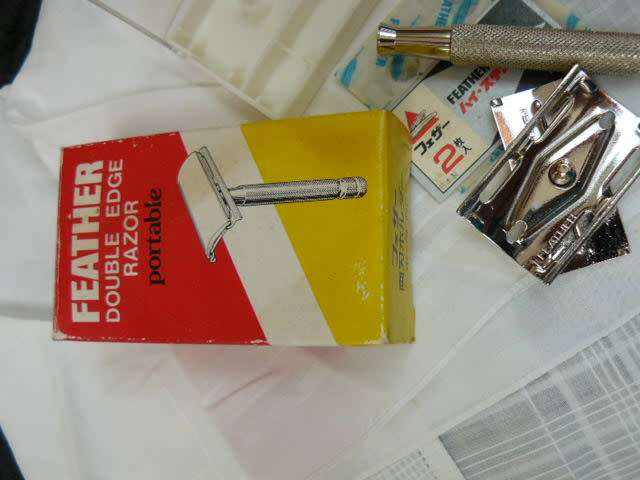 OLD VINTAGE RAZOR AND 2 HANKIES