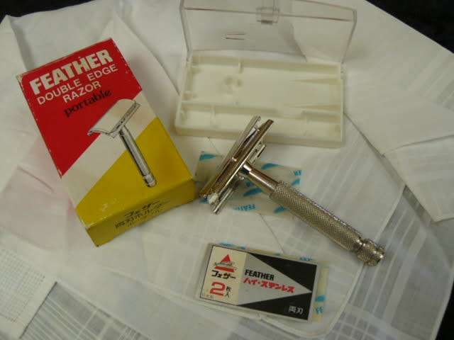 OLD VINTAGE RAZOR AND 2 HANKIES