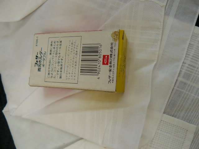 OLD VINTAGE RAZOR AND 2 HANKIES