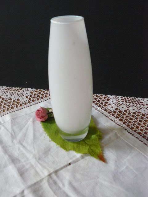 VASE GLASS WHITE
