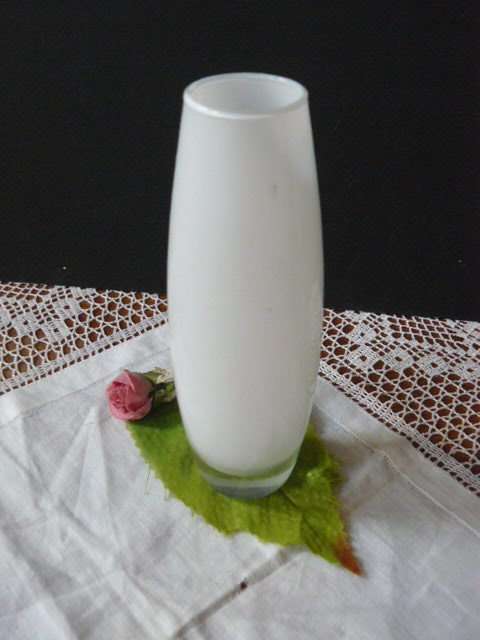 VASE GLASS WHITE