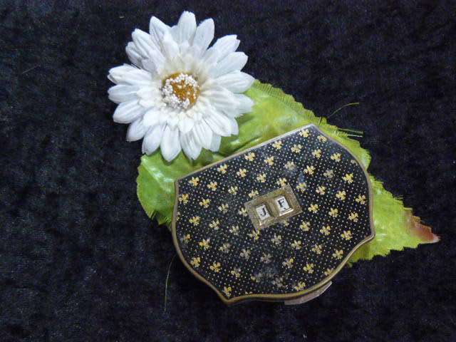 VINTAGE POWDER COMPACT STRATTON ENGLAND