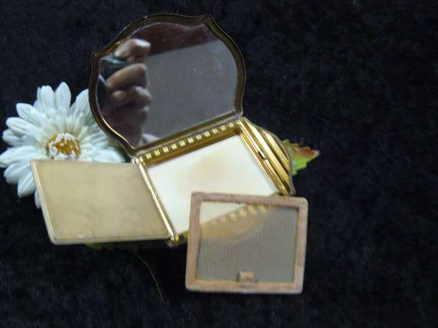 VINTAGE POWDER COMPACT STRATTON ENGLAND