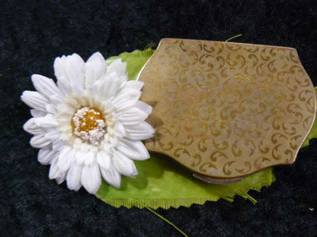 VINTAGE POWDER COMPACT STRATTON ENGLAND