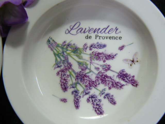 CERAMIC PLATES 1 X MARGARET ROBERTS COLLECTION AND 1 X LAVENDER D PROVENCE