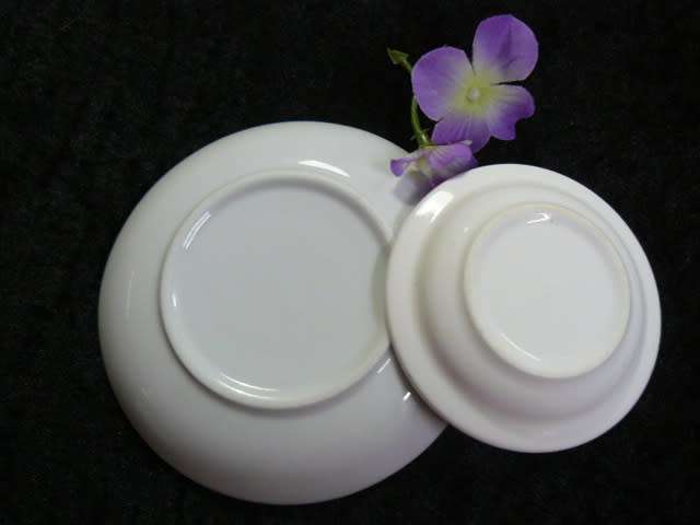 CERAMIC PLATES 1 X MARGARET ROBERTS COLLECTION AND 1 X LAVENDER D PROVENCE