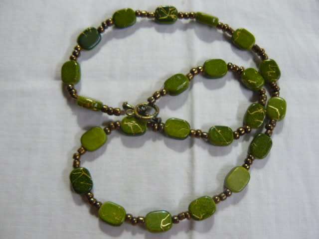 NECKLACE GREEN STONES WITH GOLD THREAD ANDSOME BEADS 52 CM LONG