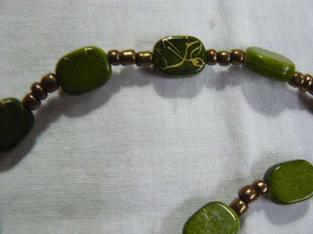 NECKLACE GREEN STONES WITH GOLD THREAD ANDSOME BEADS 52 CM LONG