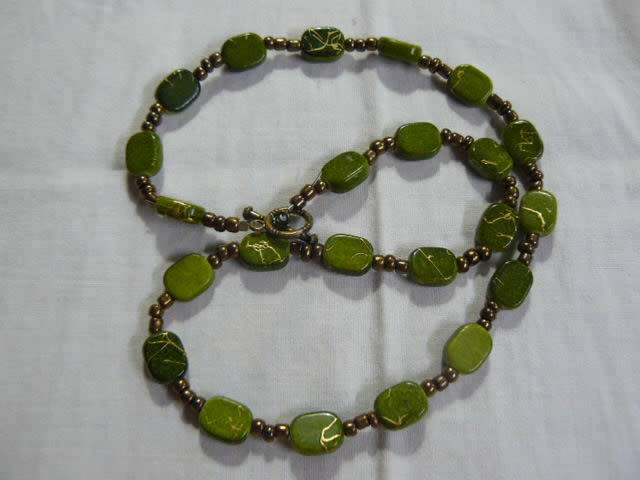 NECKLACE GREEN STONES WITH GOLD THREAD ANDSOME BEADS 52 CM LONG