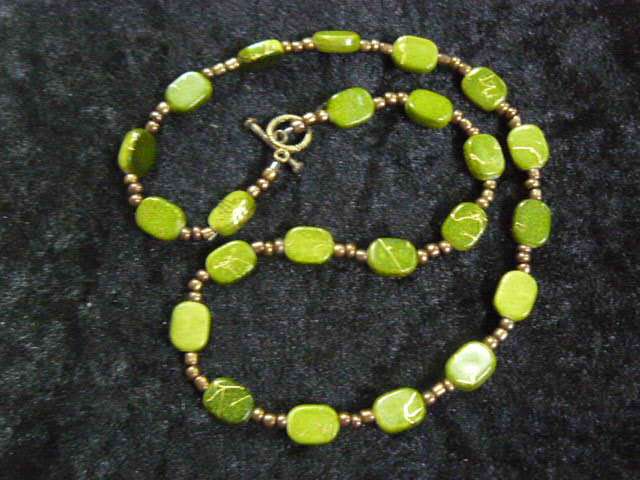 NECKLACE GREEN STONES WITH GOLD THREAD ANDSOME BEADS 52 CM LONG