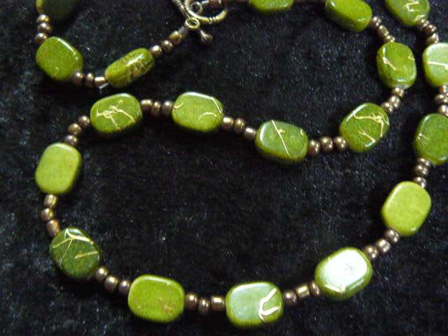 NECKLACE GREEN STONES WITH GOLD THREAD ANDSOME BEADS 52 CM LONG