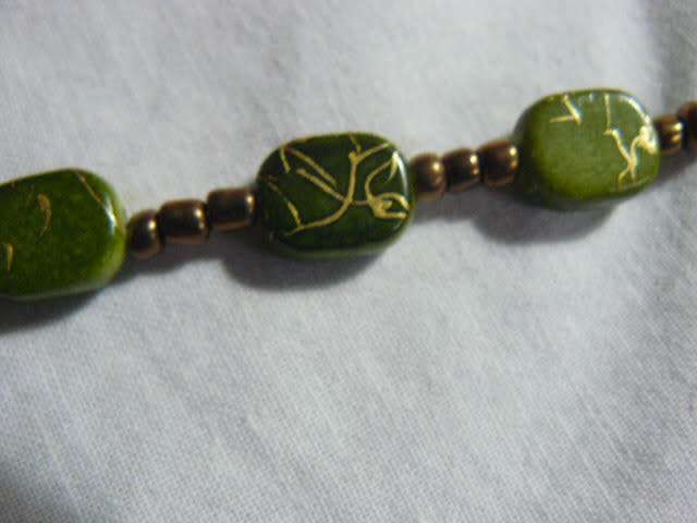 NECKLACE GREEN STONES WITH GOLD THREAD ANDSOME BEADS 52 CM LONG