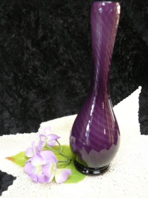 GLASS VASE NICE PATTERN WHITE INNER