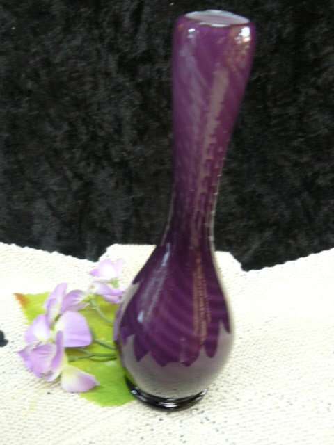 GLASS VASE NICE PATTERN WHITE INNER