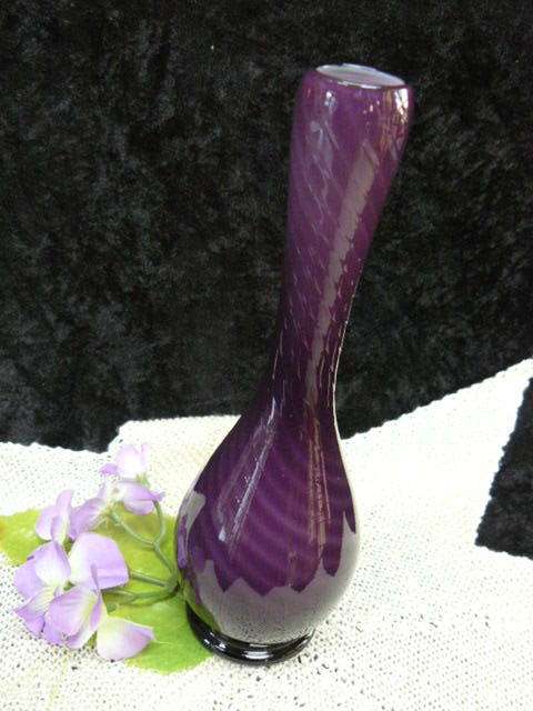 GLASS VASE NICE PATTERN WHITE INNER