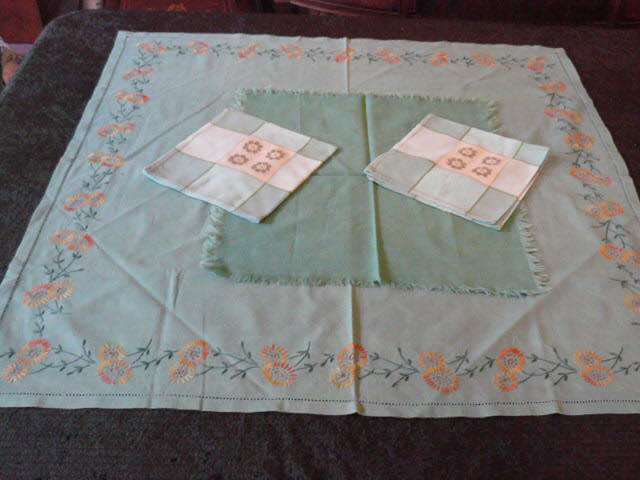 TABLE CLOTH- 1 X CENTRE PIECE- 2 X NAPPKINS VINTAGECOTTON EMBROYDERED