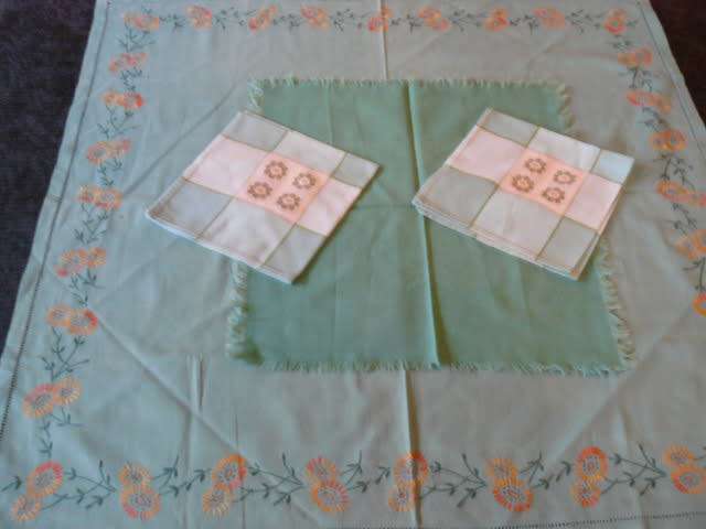 TABLE CLOTH- 1 X CENTRE PIECE- 2 X NAPPKINS VINTAGECOTTON EMBROYDERED