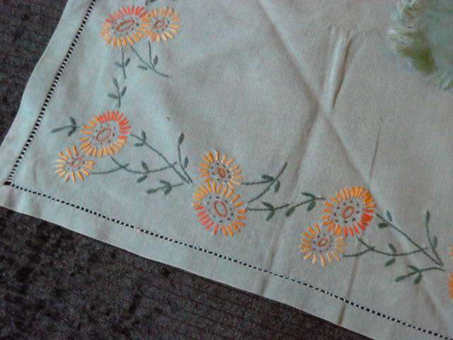 TABLE CLOTH- 1 X CENTRE PIECE- 2 X NAPPKINS VINTAGECOTTON EMBROYDERED