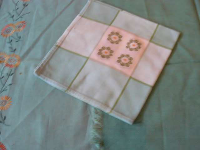 TABLE CLOTH- 1 X CENTRE PIECE- 2 X NAPPKINS VINTAGECOTTON EMBROYDERED