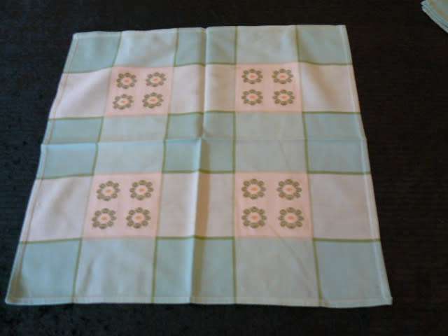 TABLE CLOTH- 1 X CENTRE PIECE- 2 X NAPPKINS VINTAGECOTTON EMBROYDERED