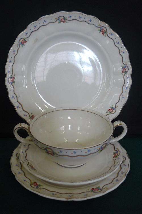 4 PCE DINNER SOUP BOWL SET. VERRY PRETTY !!!!!