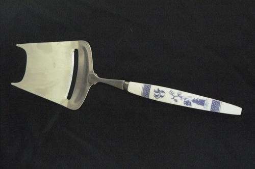 WILLOW PATTERN CHEESE SLICER