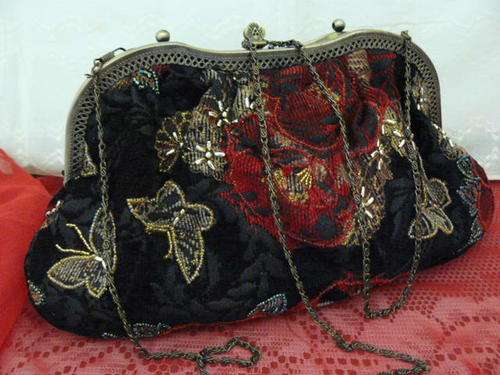 BEADED , V ELVET LADIES HAND BAG VINTAGE LIKE FROM MILADYS