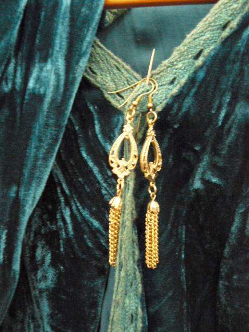 VINTAGE LIKE VELVETY TOP WITH FREE EARINGS PLEASE HAVE A LOOK !!!!!@@@@@!!!!!