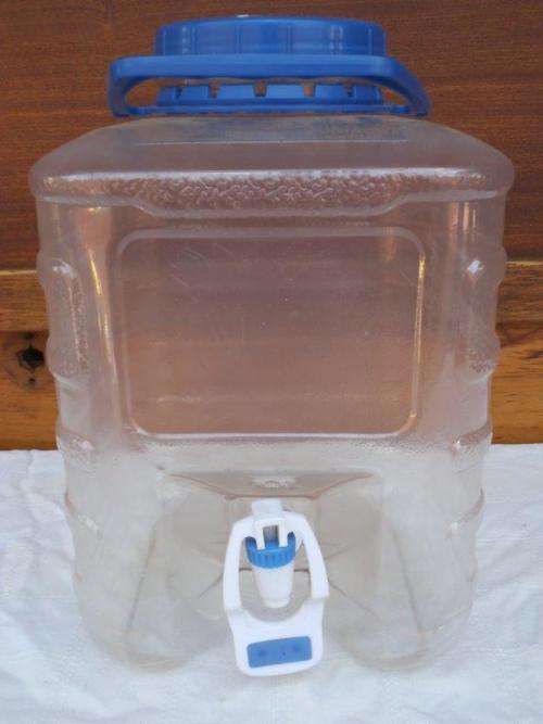 PORTABLE DRINKS CONTAINER WITH TAP