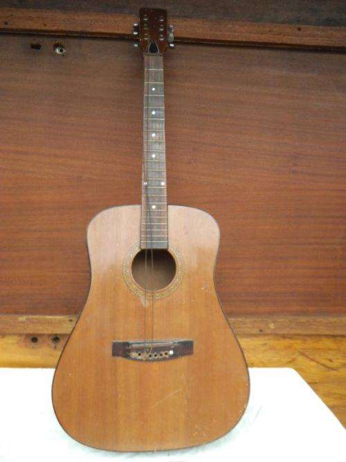 GUITAR (IN NEED OF SOME TLC)