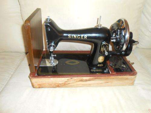 VINTAGE 1950's SINGER SEWING MACHINGE MODEL 99K
