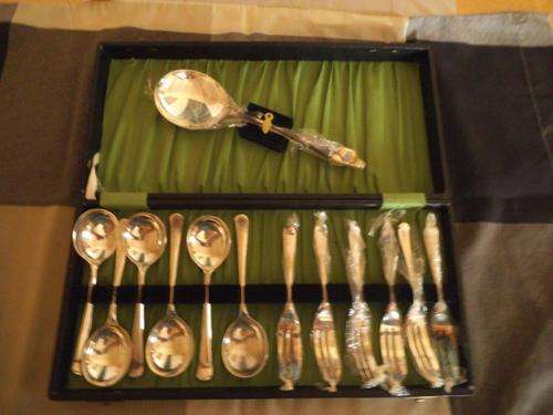 VINTAGE SHEFFIELD ENGLAND 13-PIECE EPNS A90 DESSERT CANTEEN