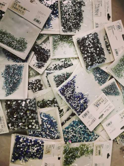 CLEARENCE SALES 1440pcs Diamond ( color & size send random only )