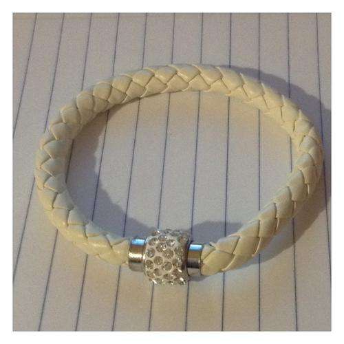 BRACELET -WHITE-ROUND WITH MAGNETIC CLASP-70X70MM