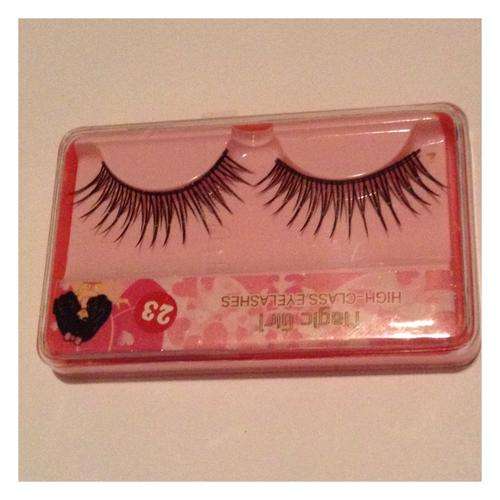 EYELASHES WITH GLUE