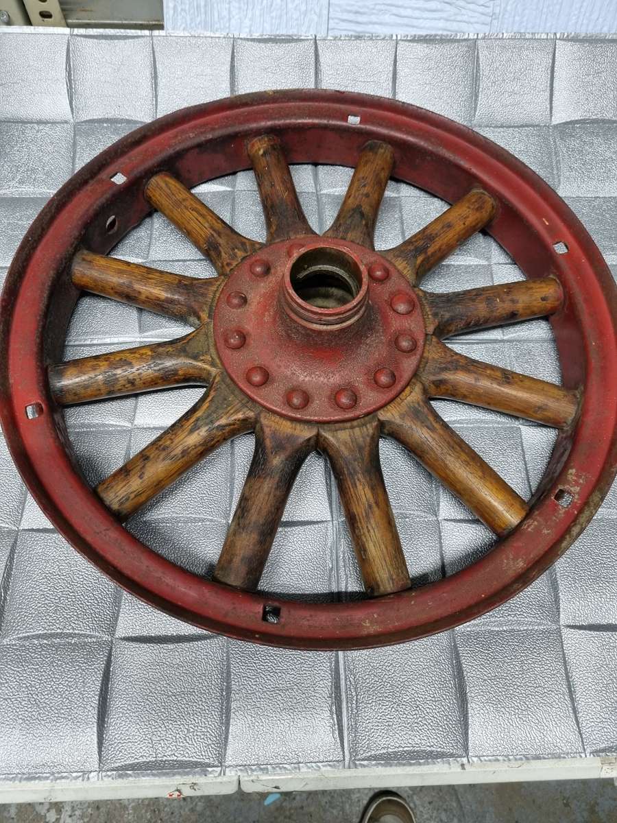 Wooden spoke wheel
