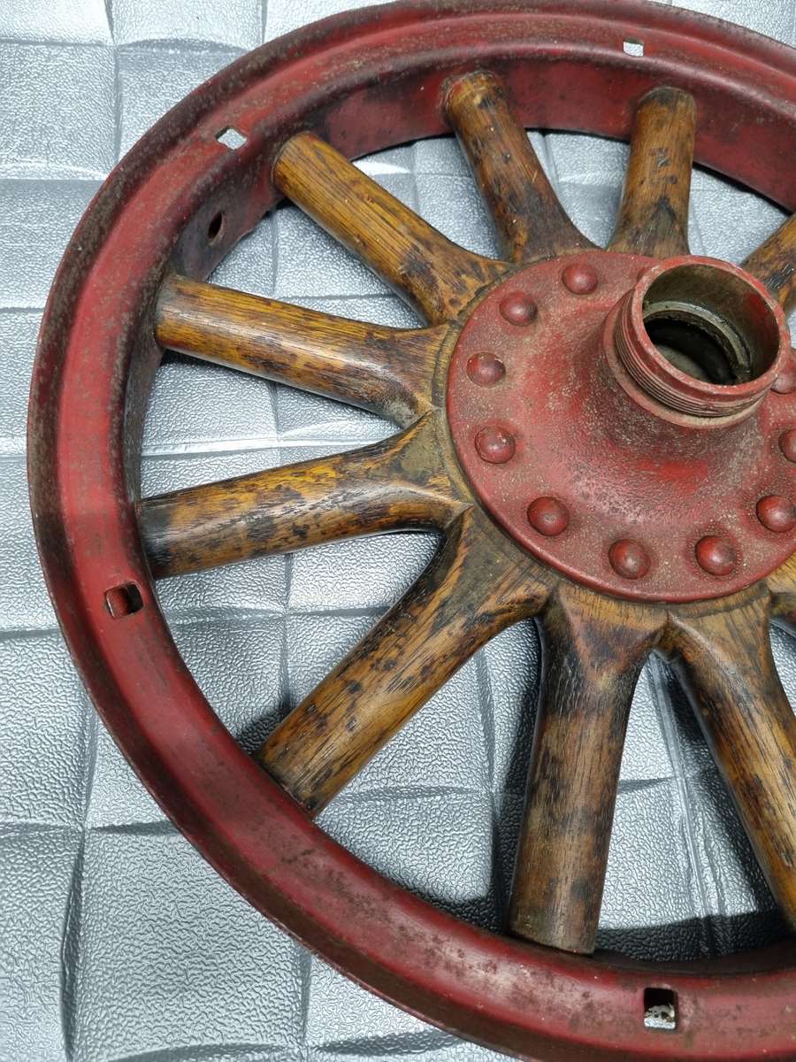 Wooden spoke wheel