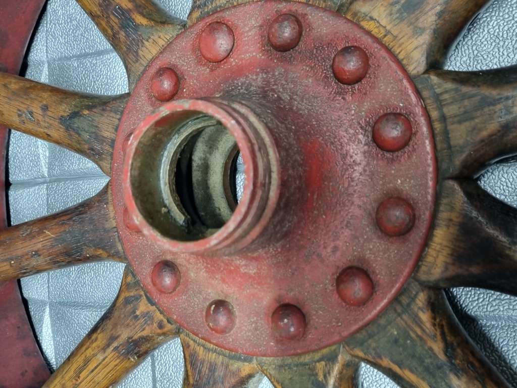 Wooden spoke wheel