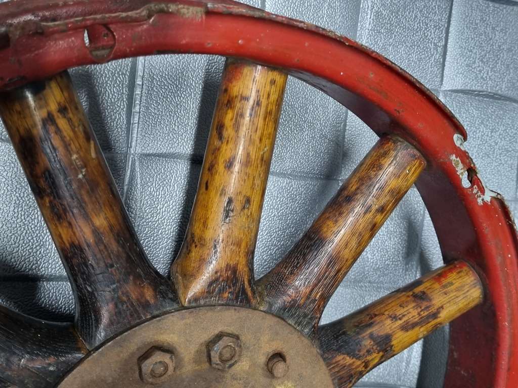 Wooden spoke wheel