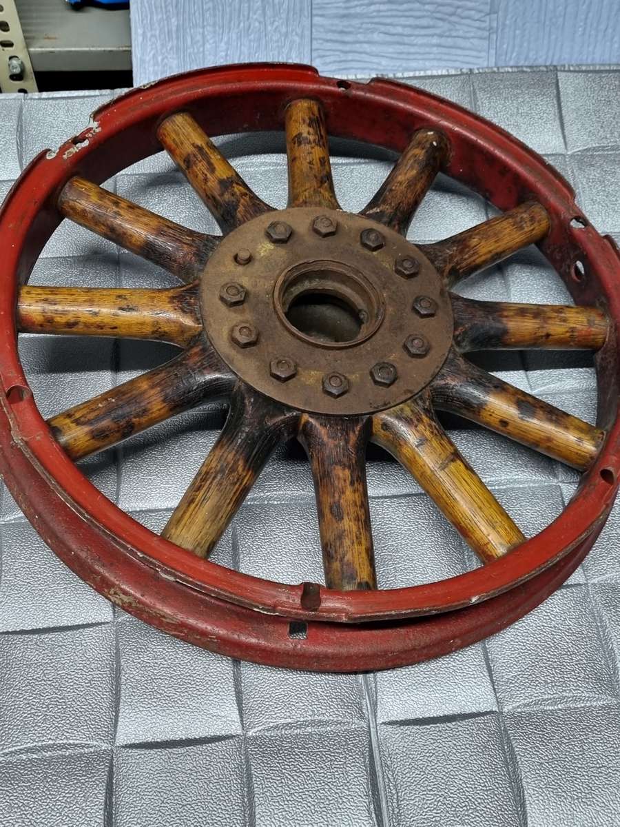 Wooden spoke wheel