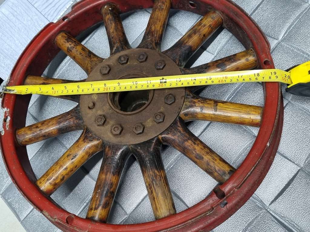Wooden spoke wheel