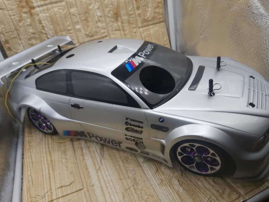 SUPER RACING CAR-- COMES WITH 2 SHELLS- REMOTE--BMW AND SKYLINE BODY 35 cm x 18cm
