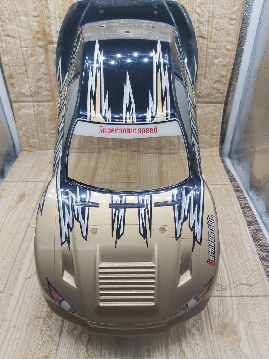 SUPER RACING CAR-- COMES WITH 2 SHELLS- REMOTE--BMW AND SKYLINE BODY 35 cm x 18cm