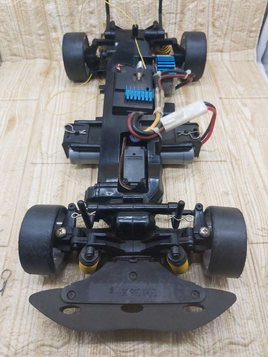 SUPER RACING CAR-- COMES WITH 2 SHELLS- REMOTE--BMW AND SKYLINE BODY 35 cm x 18cm