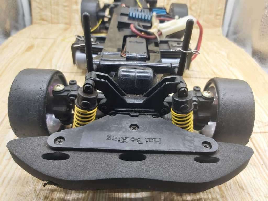 SUPER RACING CAR-- COMES WITH 2 SHELLS- REMOTE--BMW AND SKYLINE BODY 35 cm x 18cm