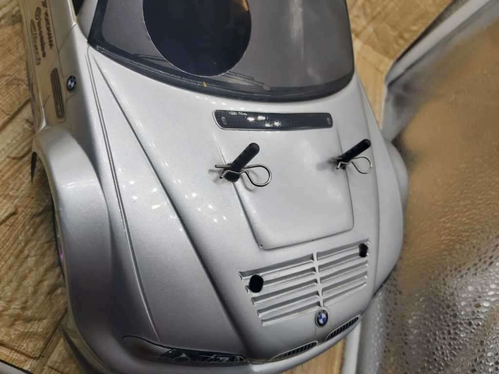 SUPER RACING CAR-- COMES WITH 2 SHELLS- REMOTE--BMW AND SKYLINE BODY 35 cm x 18cm