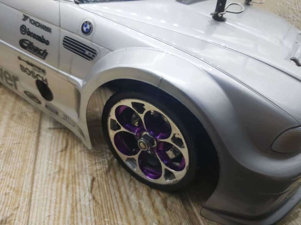 SUPER RACING CAR-- COMES WITH 2 SHELLS- REMOTE--BMW AND SKYLINE BODY 35 cm x 18cm