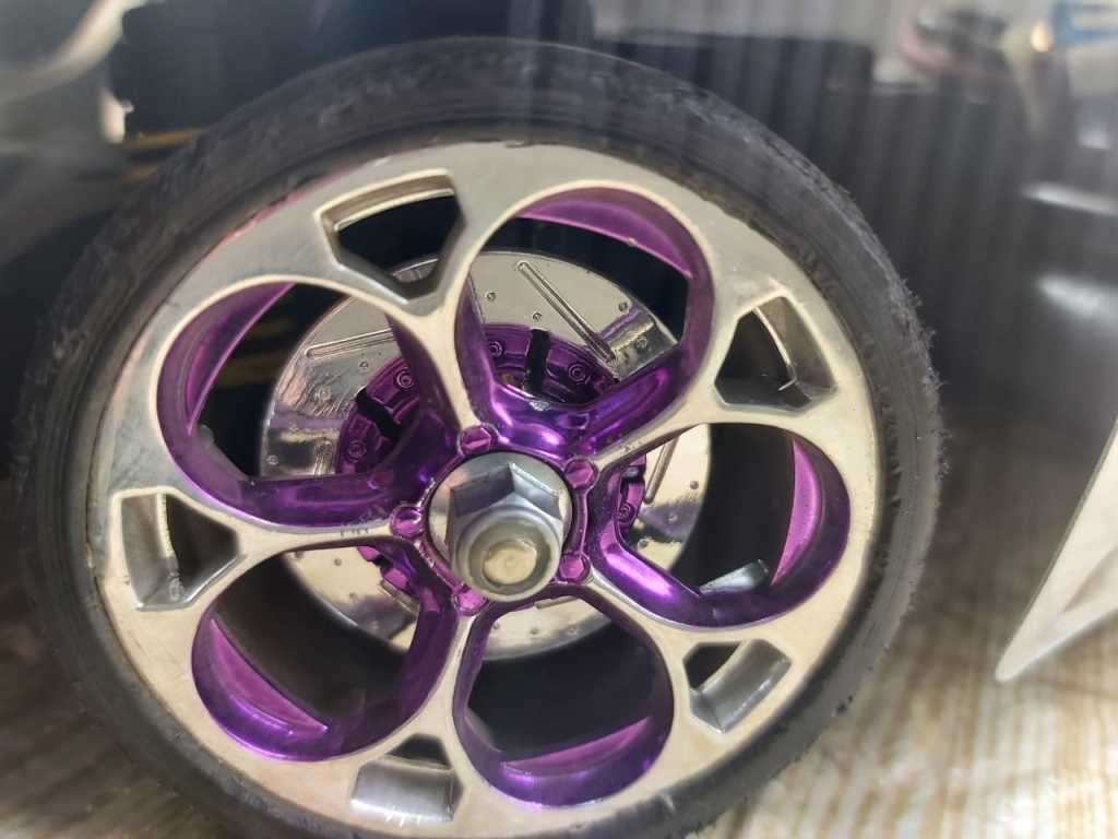 SUPER RACING CAR-- COMES WITH 2 SHELLS- REMOTE--BMW AND SKYLINE BODY 35 cm x 18cm