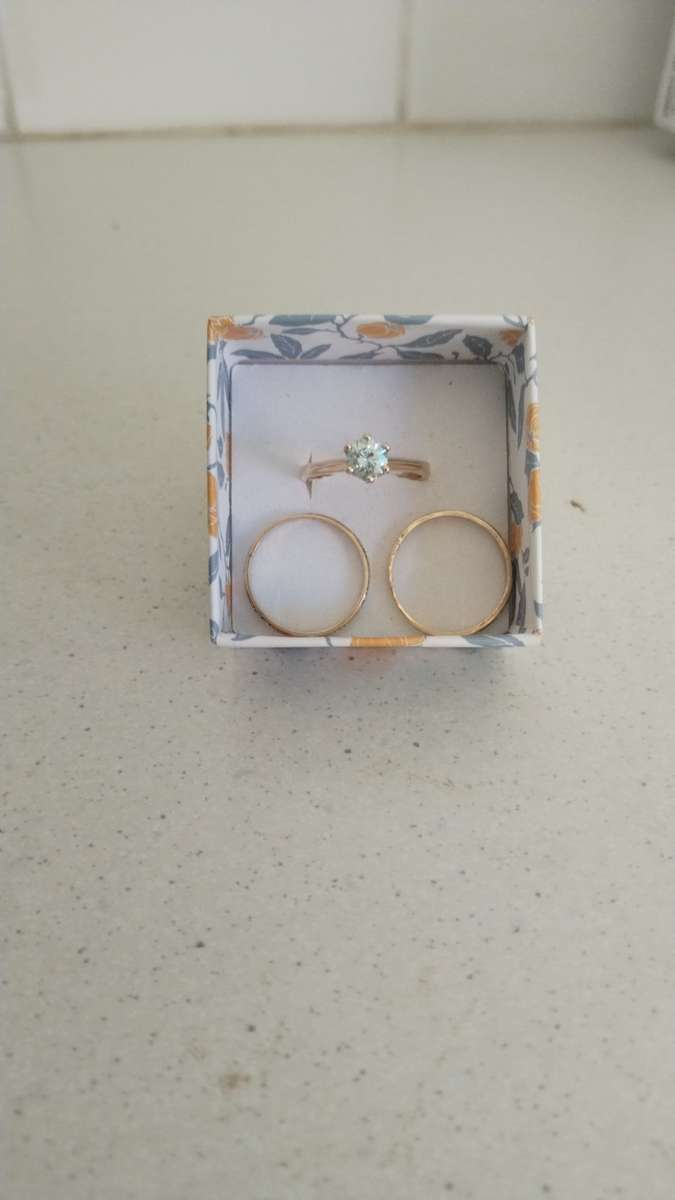ABSOLUTLY STUNNING SOLID 9CT GOLD 3SET RING MAIN RING HAS A LOVELY BLUISH STONE SET IN! 6.4 GRAMS